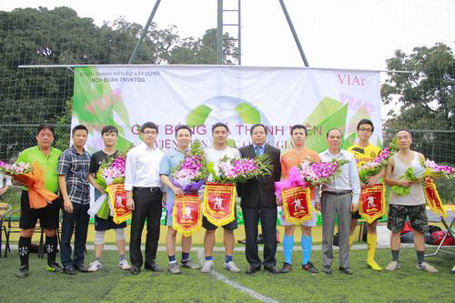 Lãnh đạo Viện Kiến trúc Quốc gia và đoàn thanh niên Bộ Xây dựng trao cờ lưu niệm và hoa cho các đội bóng tham dự
