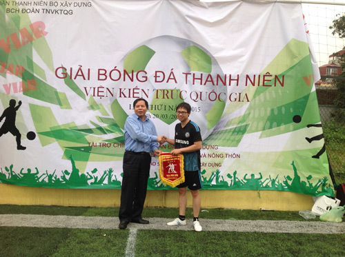 Cầu thủ Trần Bá Vũ – Trung tâm Kiến trúc quy hoạch nông thôn được trao giải Vua phá lưới