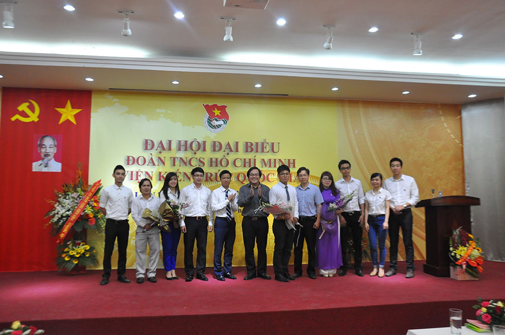 5 Viện trưởng Đỗ Thanh Tung tặng hoa chúc mừng Ban chấp hành Đoàn Viện Kiến trúc Quốc gia nhiệm kỳ mới 2015 - 2020