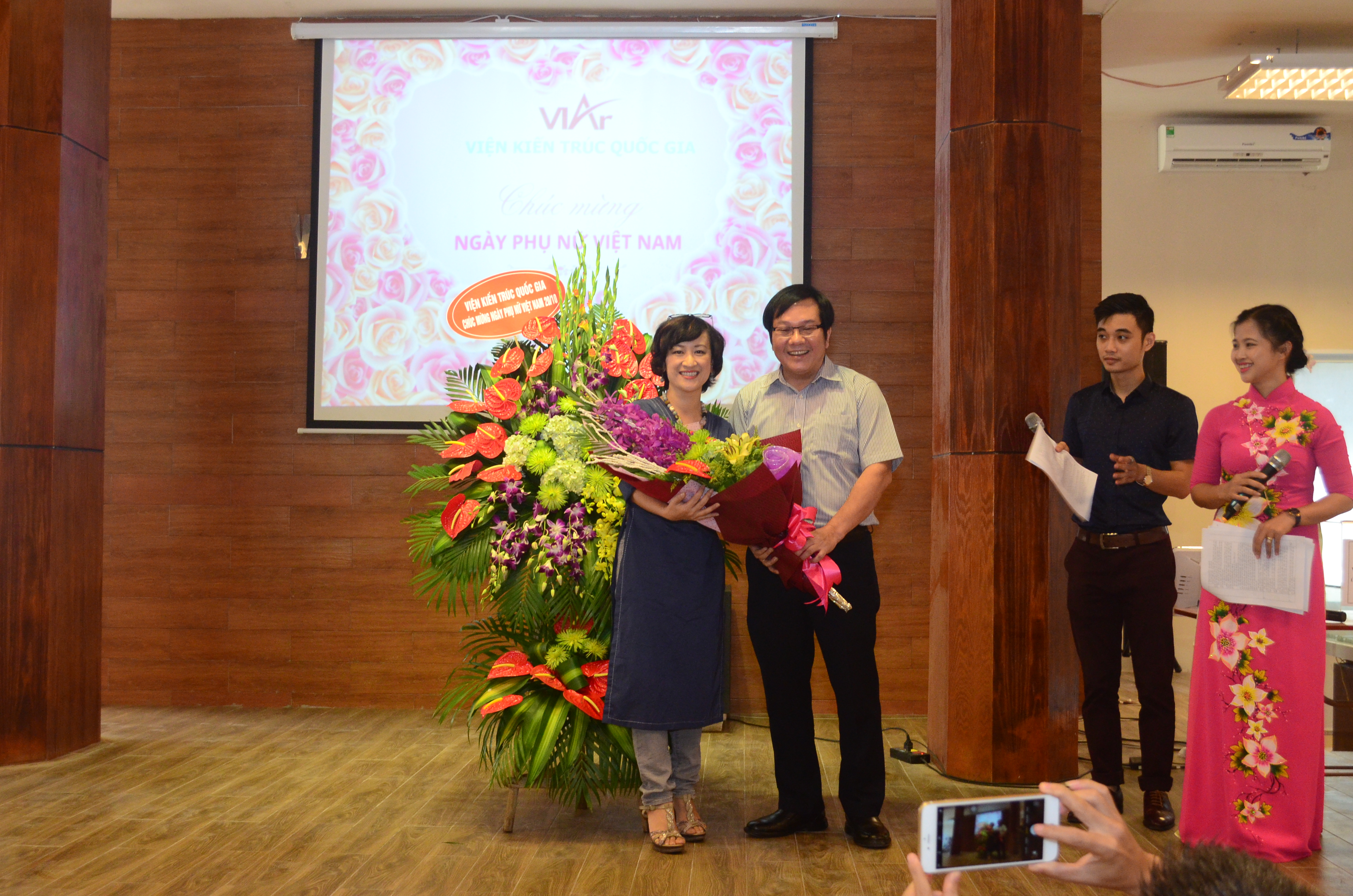 Viện trưởng đã thay mặt Đảng ủy, lãnh đạo Viện gửi tặng hoa tới các CNNV