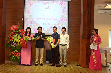 Phó Viện trưởng Đặng Tiên Phong trao quà cho các đồng chí đoạt giải Hội thi Công đoàn Viên giỏi