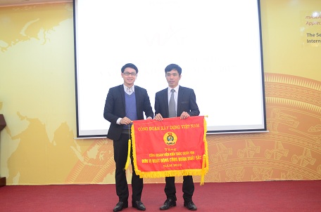 Ông Bùi Chí Hiếu - Bí thư Đoàn thanh niên Bộ Xây dựng tặng cờ thi đua cho Viện KTQG 