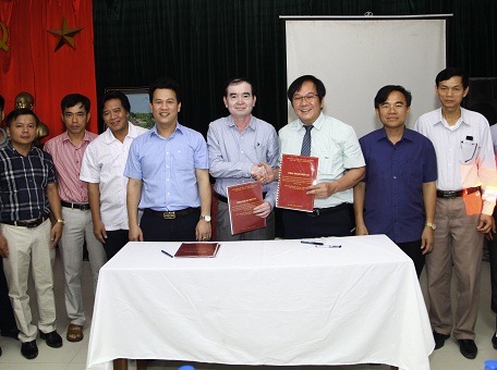 Đại diện lãnh đạo Viện KTQG và Sở Xây dựng tỉnh Hà Tĩnh ký kết hợp tác