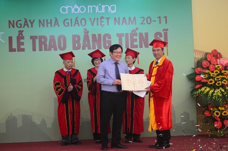 NCS Ngô Trung Hải nhận bằng Tiến sĩ từ Viện trưởng Đỗ Thanh Tùng