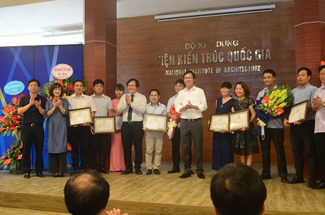 Thứ trưởng Bộ Xây dựng Nguyễn Đình Toàn, Viện trưởng Viện KTQG Đỗ Thanh Tùng chụp ảnh lưu niệm cùng các tác giả đạt giải