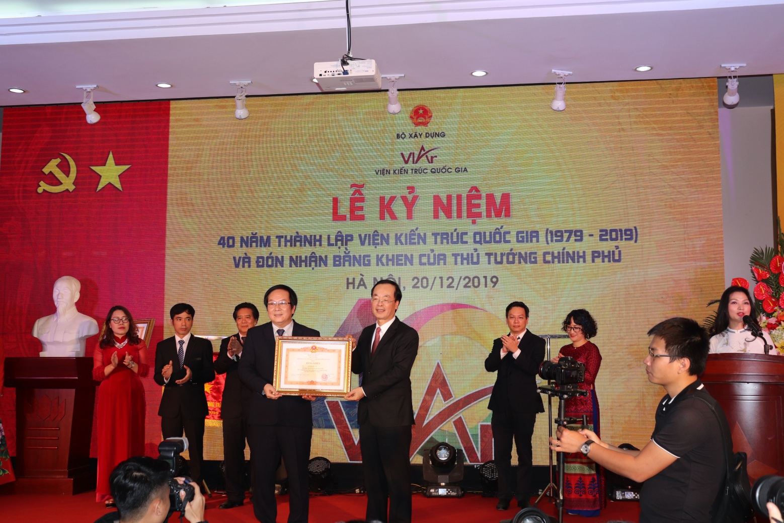 Thừa ủy quyền của Thủ tướng Chính phủ, Bộ trưởng Phạm Hồng Hà trao Bằng khen của Thủ tướng Chính phủ cho Viện Kiến trúc Quốc gia và cá nhân Viện trưởng Đỗ Thanh Tùng.