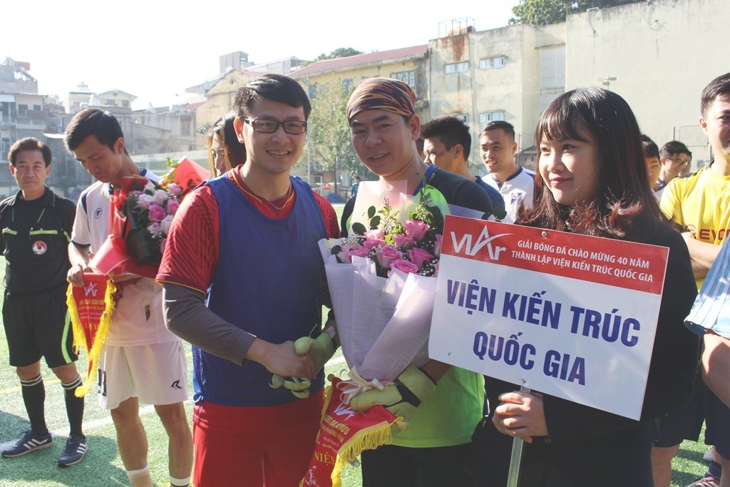 Ông Bùi Chí Hiếu - Ủy viên Ban Chấp hành Đảng bộ Bộ Xây dựng, Bí thư Đoàn Thanh niên Bộ Xây dựng tặng hoa và trao cờ lưu niệm cho đội bóng Viện Kiến trúc Quốc gia.
