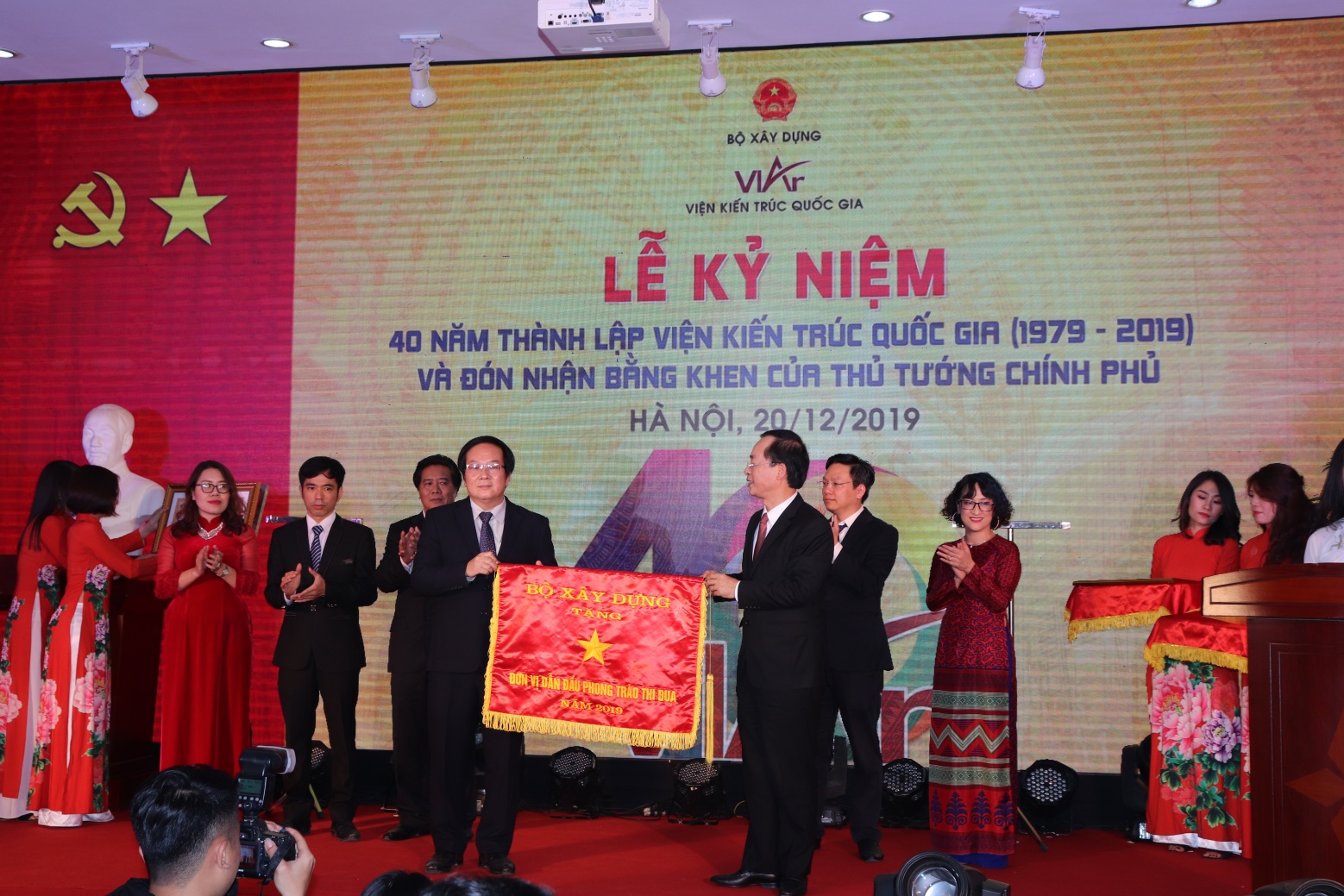 Bộ trưởng Phạm Hồng Hà tặng cờ thi đua của Bộ Xây dựng cho Viện Kiến trúc Quốc gia