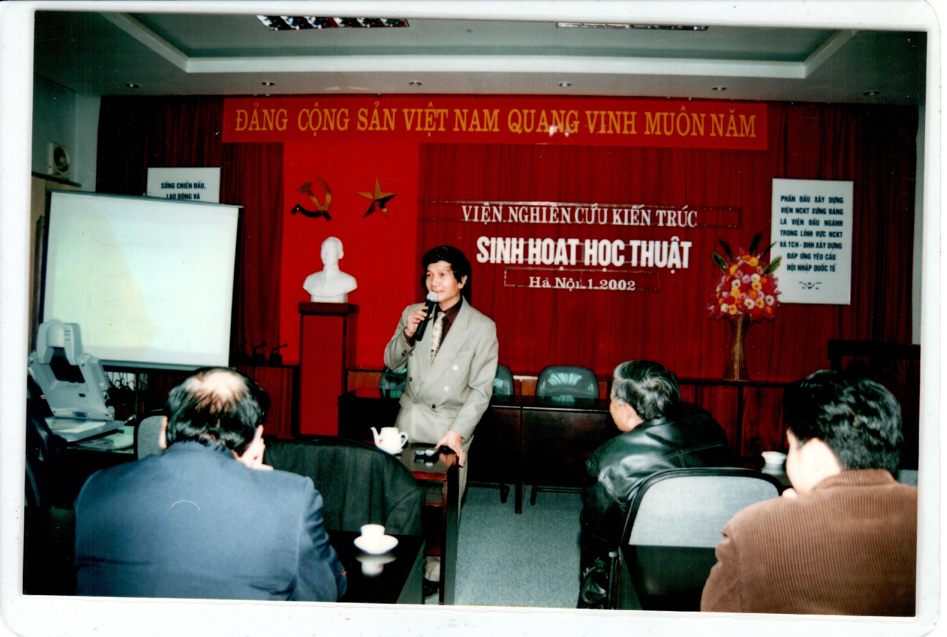 Viện trưởng Nguyễn Việt Châu tại buổi sinh hoạt học thuật năm 2002