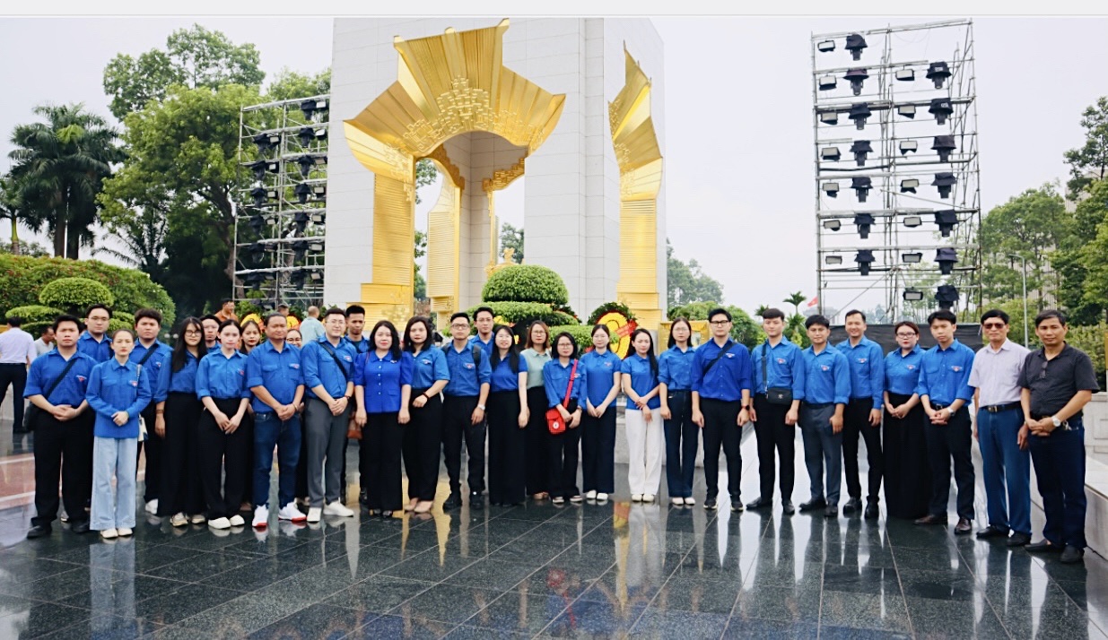 Đoàn Thanh niên Viện Kiến trúc Quốc gia dâng hương các Anh hùng liệt sĩ nhân ngày thương binh, liệt sĩ 27/7 tại Đài tưởng niệm